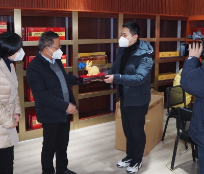 區(qū)政協主席柳鴻斌等到仙客來公司走訪慰問