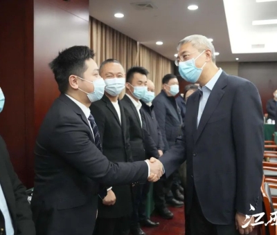 堅(jiān)守主業(yè) 提振信心 - 仙客來(lái)公司總經(jīng)理潘峰參加省委書(shū)記主持的民營(yíng)企業(yè)座談會(huì)