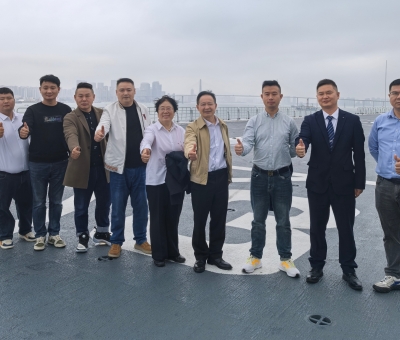 潘新華董事長(zhǎng)到湛江某部艦艇開展擁軍愛軍活動(dòng)