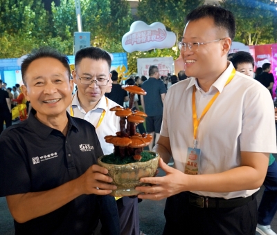 農民豐收節(jié)亮點多：仙客來靈芝人氣旺 全產業(yè)鏈助力鄉(xiāng)村振興